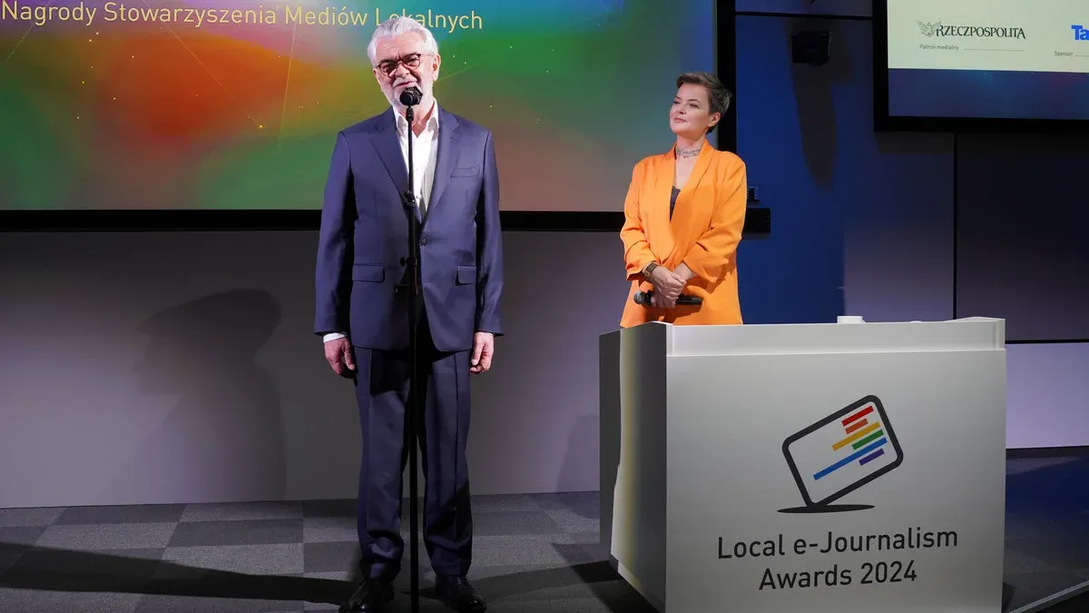 Mównica z logo Local e-Journalism Awards podczas gali