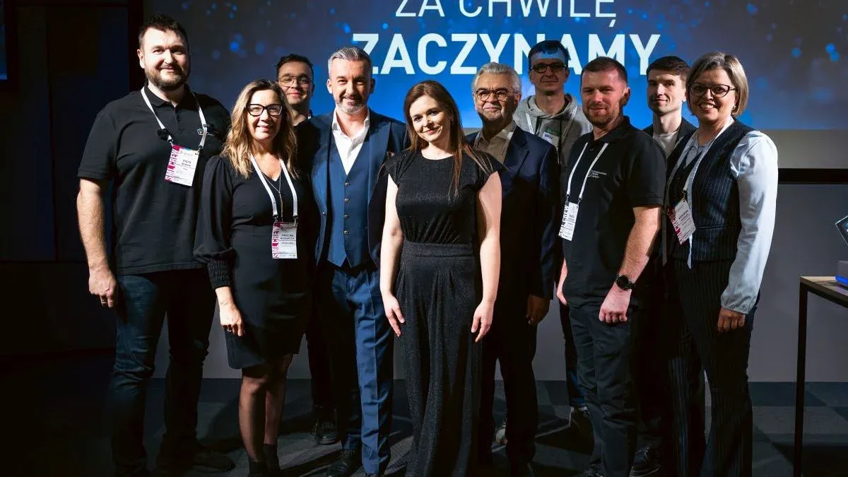 Zespół organizatorów na scenie tuż przed rozpoczęciem gali