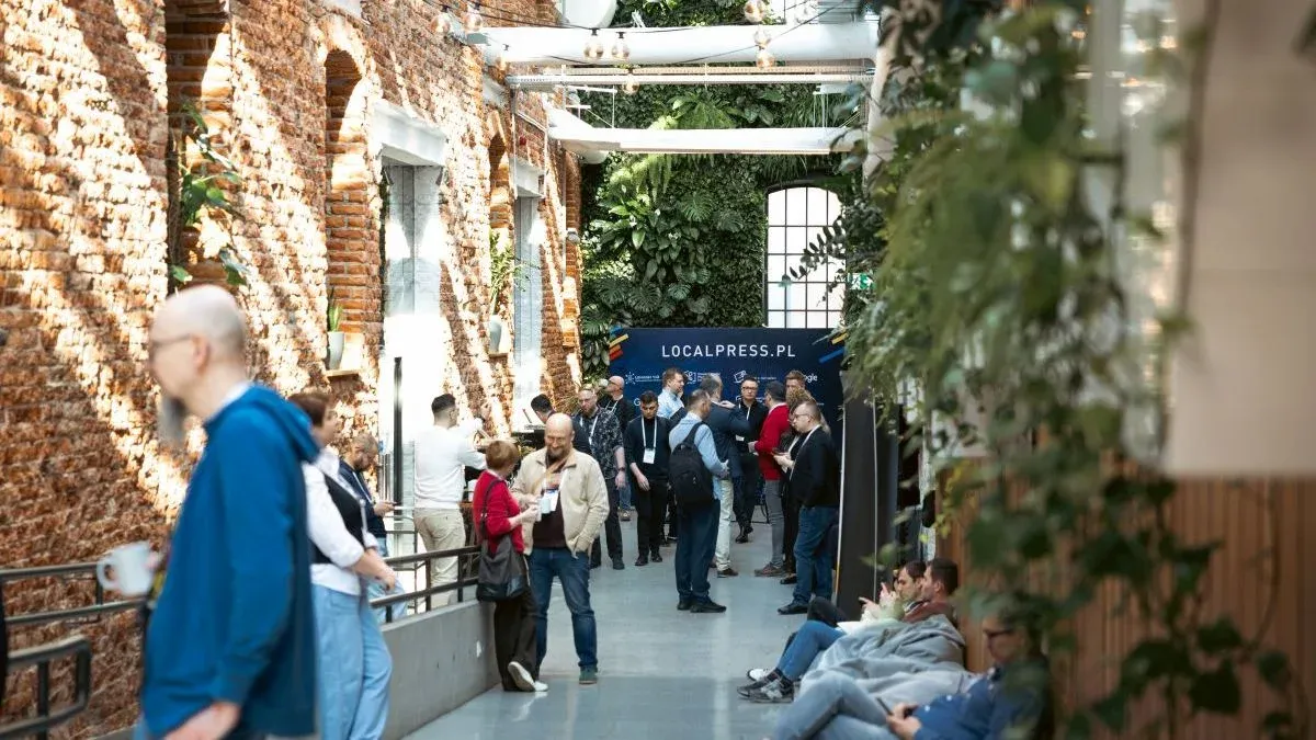 Rozmowy kuluarowe w przestrzeni Campus Warsaw