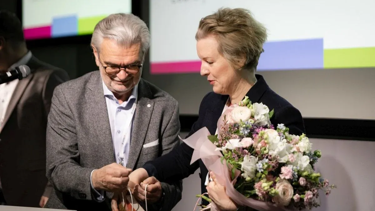 Gratulacje i kwiaty dla nagrodzonej dziennikarki