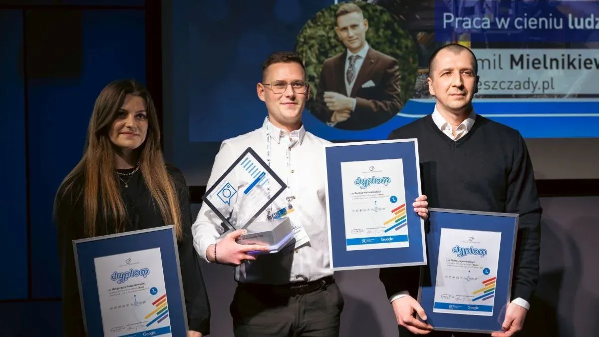 Grupa laureatów na scenie Google for Startups Campus